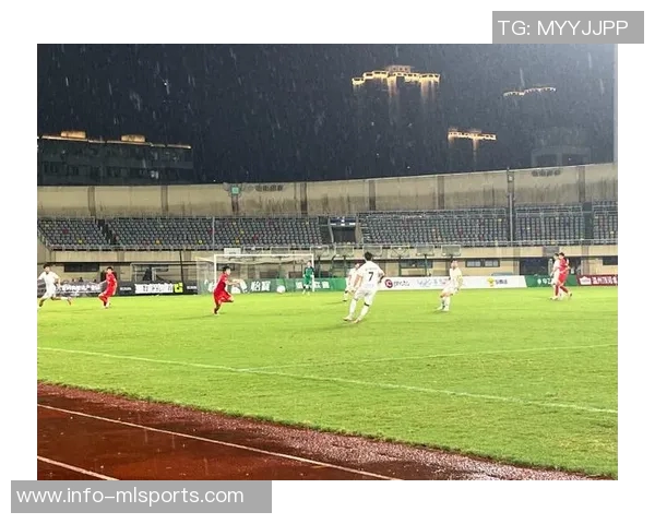 中乙联赛第30轮上海海港富盛经开队与温州俱乐部中胤队战成平局精彩对决